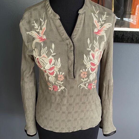 THML Alicia Olive textured crinkle gauze Embroidered Bell Sleeve Top. Size XS - Picture 1 of 5